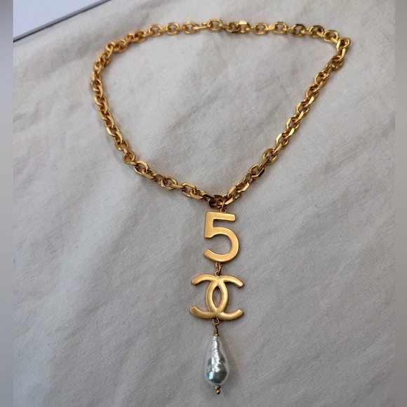 ✨Vintage Chanel No.5 CC Baroque Pearl Drop Necklace Gold Tone ✨ - Picture 11 of 13